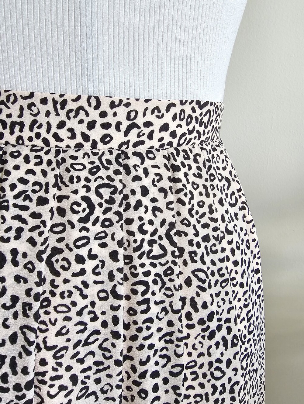Pink and black leopard print flowy maxi skirt with soft pleats - Picture 6 of 11